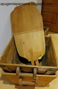 El Joan Serdà encara guarda a casa seva antigues eines de forner com el cossi, on es guardava la massa fermentada, i la pala del forn.