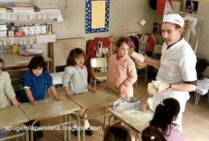 Joan Serdà en una escola ensenyant els nens com es fa el pa (1989)