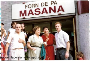 Inauguració de la botiga de La Balconada (1989). A la dreta de la foto, Joan Serdà i la seva dona, Carme Martín, amb una clienta. A l'esquerra, Joaquim Serdà.
