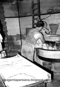 La maquinaria antiga de pastar el pa. El 1986 es va canviar per la nova. El treballador és el Josep Esquirol. 